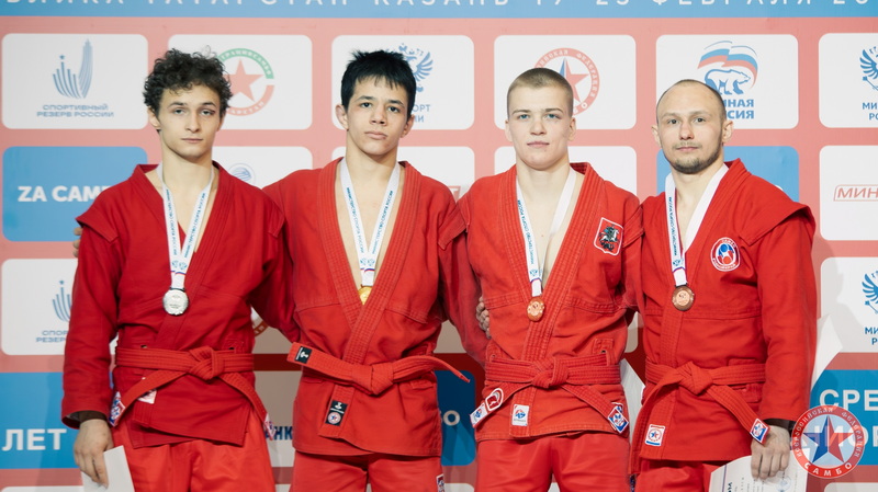 Максим Исаев — крайний справа